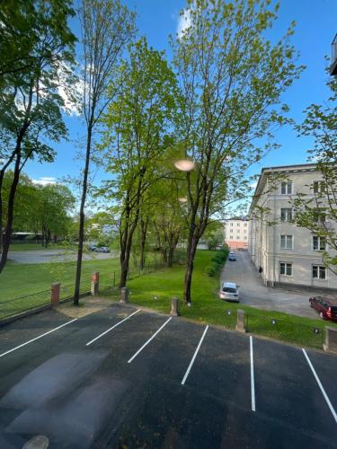 een parkeerplaats met bomen en een gebouw bij Pepleri Studio 7 in Tartu