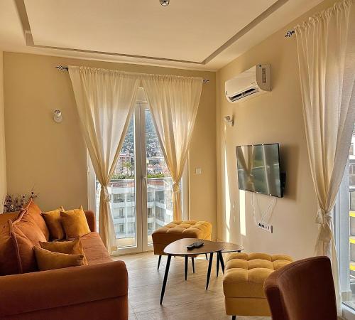 een woonkamer met een bank en een tafel bij Nevenka in Bar