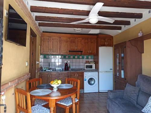 Una cocina con una mesa y un comedor. en La casita de Paco Albaicin, en Granada