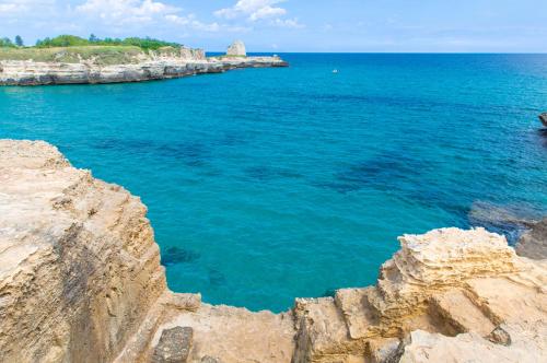 a view of the ocean from a rocky cliff at VistaMare in San Foca