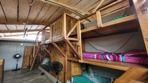 sypialnia z 2 łóżkami piętrowymi w kabinie w obiekcie Roots Family w mieście Puerto Viejo