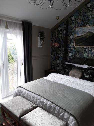 Säng eller sängar i ett rum på Ballybur Lodge Mews 1