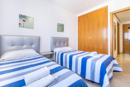 Kama o mga kama sa kuwarto sa Gemelos 22 Resort Apartment 3-18-B Levante Beach