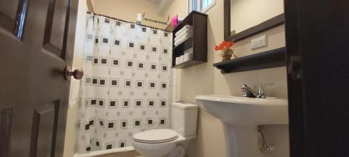 un baño con inodoro y lavabo en La Posada de Juan B&B, en Santa Rosa de Copán