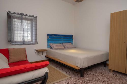 Postel nebo postele na pokoji v ubytování Marly's home - Cycladic house in Imerovigli