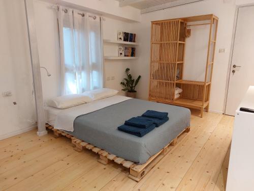 1 dormitorio con 1 cama grande y toallas azules. en גן עדן ביקנעם המושבה, en Yoqne‘am