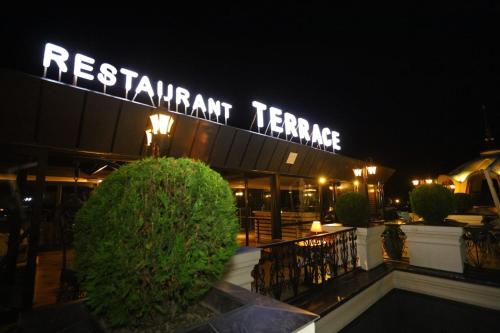 Un restaurante u otro lugar para comer en Garden Palace