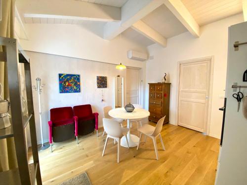 a dining room with a table and chairs in a room at Agriturismo - Apis in tabula in Ostra