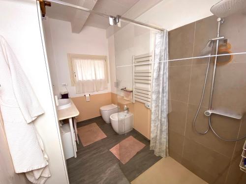 uma casa de banho com um chuveiro, um WC e um lavatório. em Agriturismo - Apis in tabula em Ostra