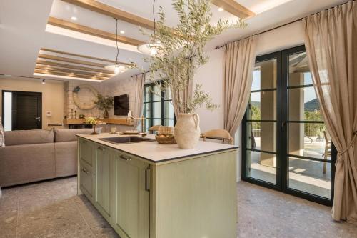 Dapur atau dapur kecil di Villa Leucolea with pool