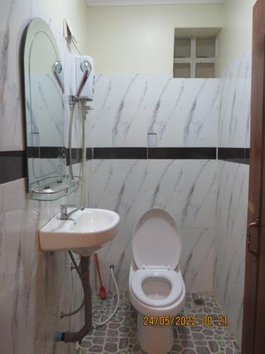 Kep Guesthouse في كيب: حمام مع حوض ومرحاض ومرآة