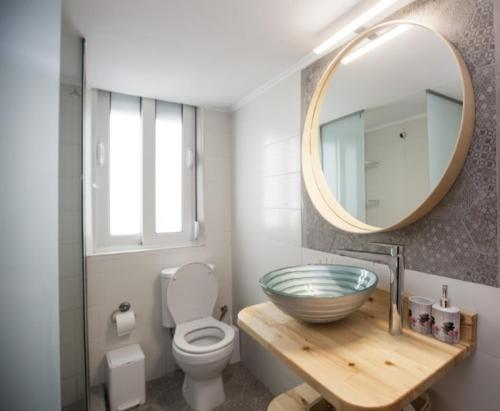 W łazience znajduje się umywalka i lustro. w obiekcie Great Living w mieście Rodos