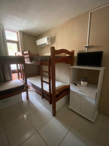 Poschodová posteľ alebo postele v izbe v ubytovaní Apraiana Hostel