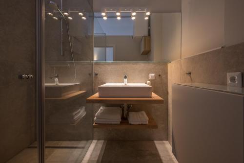 a bathroom with a sink and a mirror at Stylische Cityapartments Benedikt in Klagenfurt