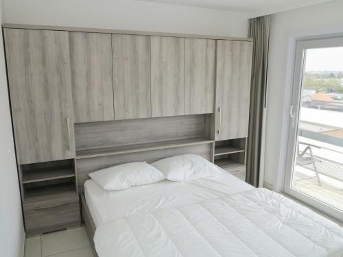 Giường trong phòng chung tại Volledig gerenoveerd 2 slaapkamer appartement, 250 m van het strand