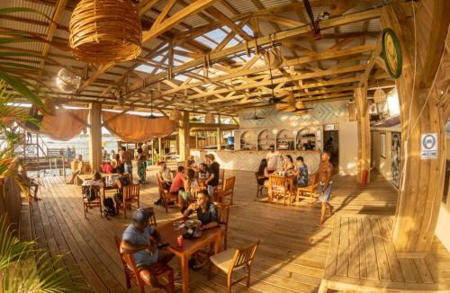 Aqua Lounge Bar & Hostal في بوكاس تاون: مجموعة من الناس يجلسون على الطاولات في المطعم