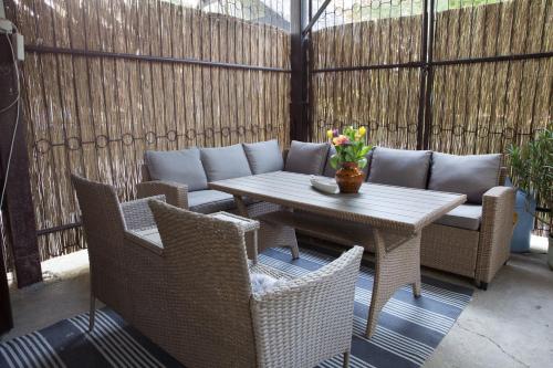 a table and chairs on an outdoor patio at FÜGE-FA-HÁZ VÁSÁROSNAMÉNY - GERGELYIUGORNYA in Vásárosnamény