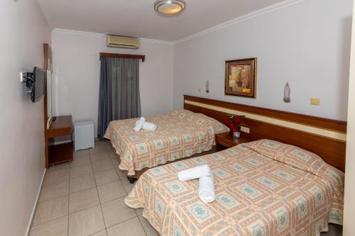 En eller flere senge i et værelse på Amfora Hotel