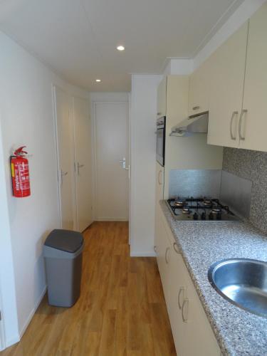 a kitchen with a sink and a counter top at Stellechalets op Vakantiepark Stelleplas - Heinkenszand in Heinkensand