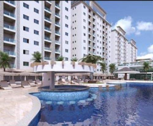 una grande piscina di fronte a un grande edificio di Salinas Resorts Exclusive, Premium e Park - Elcias Silva a Salinópolis