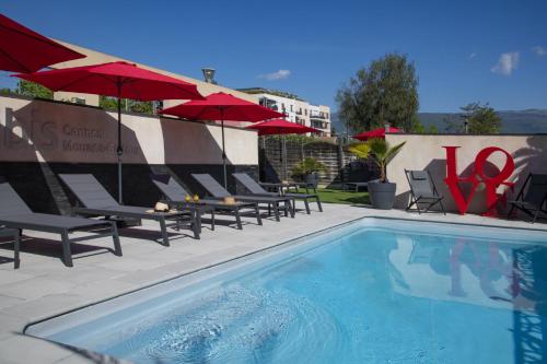 Swimmingpoolen hos eller tæt på IBIS Cannes Mouans Sartoux Piscine parking gratuit