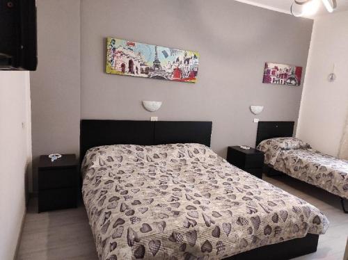 リド・ディ・オスティアにあるBlue Marine di Ostiaのベッドルーム1室(ベッド1台、ナイトスタンド2台付)