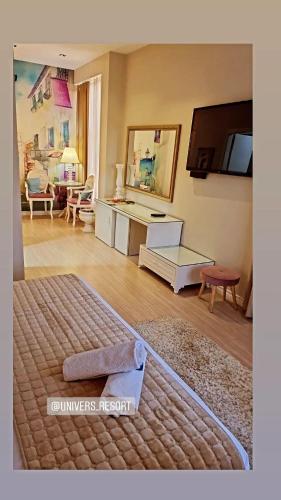Télévision ou salle de divertissement dans l'établissement Univers Resort