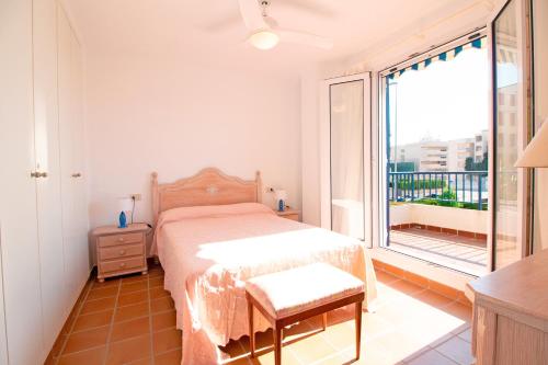 um quarto com uma cama e uma grande janela em Global Properties, Precioso apartamento con terraza y vistas al mar em Canet d'En Berenguer