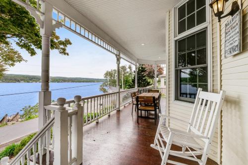 Lakefront Colonial – Photos 2