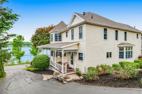 Lakefront Colonial – Photos 3