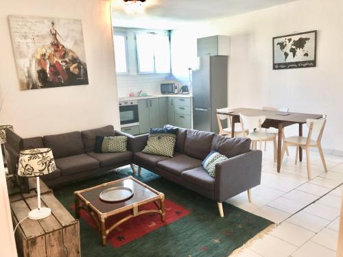 un salon avec un canapé et une table dans l'établissement Les Gîtes de la Mare, à Saint-Manvieu