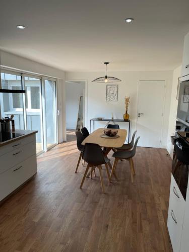 Dapur atau dapur kecil di LE POULORIO TERRASSE - T3 RDC - 2 salles de douches ByLocly