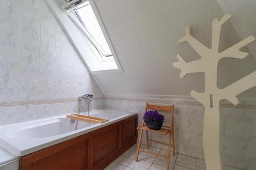 La salle de bains est pourvue d'une baignoire et d'une lucarne. dans l'établissement Het Grote Paard, à Havelte