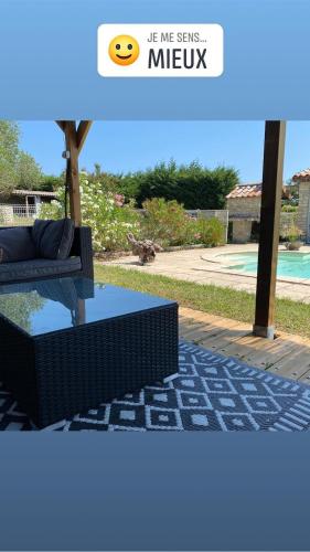 une photo d'un canapé et d'une table en verre dans l'établissement Loue appartement avec jardin, à Alba-la-Romaine