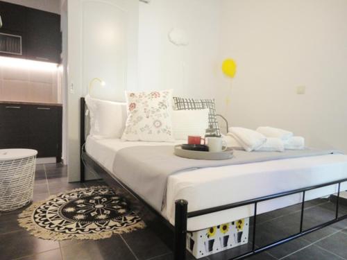 ein Schlafzimmer mit einem Bett und einem Tisch darauf in der Unterkunft My Sweet Home BnB North in Athen