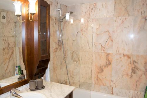 a bathroom with a sink and a shower at Apartamenticos Torrenueva I in Zaragoza