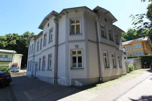 ein großes weißes Gebäude an der Straßenseite in der Unterkunft "Haus Rubert" 4 Sterne Fewos, strandnah in Zinnowitz