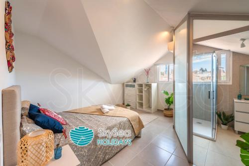 A bathroom at SkySea Holidays CITY CENTER SUITES