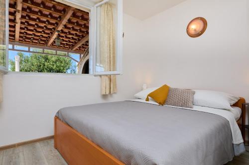 una camera da letto con un letto e una finestra di Bay View House a Zaton