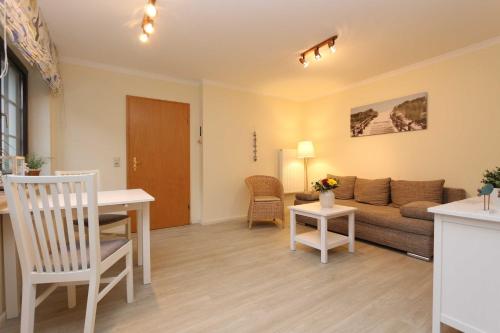 a living room with a couch and a table at Ferienwohnungen Finja strandnah in Zinnowitz Fewo cc in Zinnowitz