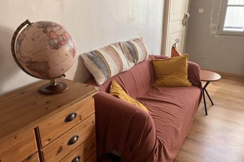 salon z kanapą i globem na komodzie w obiekcie Superb 90m With Wifi Located In Avignon! w Awinionie