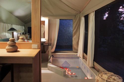 Zimmer mit einem Zelt und einem Bett mit Beleuchtung in der Unterkunft Sau Bay Resort & Spa in Waiyevo