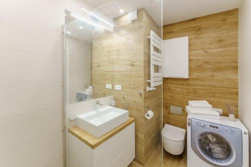 コウォブジェクにあるSUN 7 - osiedle JANTARのバスルーム(シンク、洗濯機付)