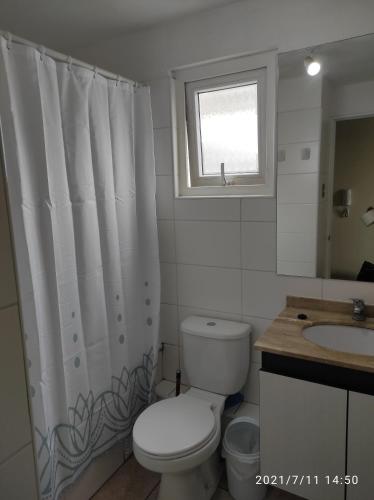ラ・セレナにあるDpto en primera línea de playaのトイレと洗面台を備えた白いバスルーム