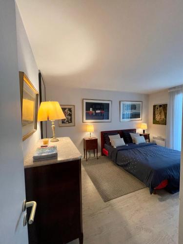 une chambre avec un lit et un bureau avec une lampe dans l'établissement Grand T2 Plein centre historique avec ascenseur, à Saint-Jean-de-Luz