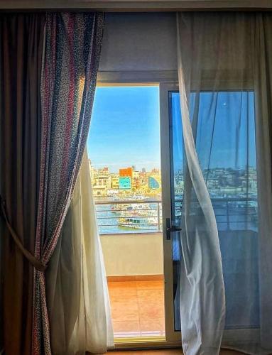 Postel nebo postele na pokoji v ubytování Dolphin Ras El-Bar Hotel