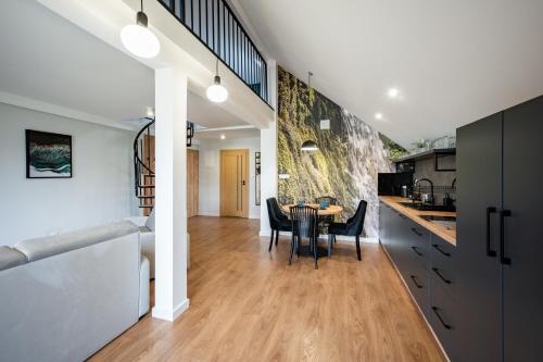 Kuchyň nebo kuchyňský kout v ubytování Rajskie Uroczysko Apartamenty Jacuzzi Sauna