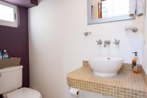 a bathroom with a sink and a toilet at Surf House! Bonita casa vacacional en excelente ubicación in Mazatlán
