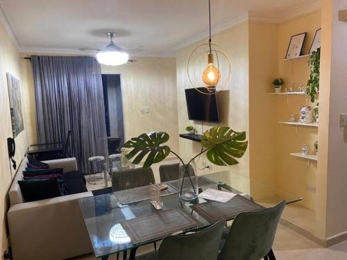 Los CasabesにあるLesnah Apartamento, Jacobo Majlutaのテーブルのあるダイニングルームとリビングルーム