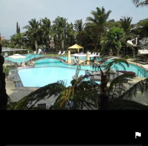 une grande piscine dans un complexe dans l'établissement VILLA BATU Luxurious privacy 3BR villa@ klub bunga, à Batu